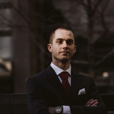 man wearing black notched lapel suit jacket in focus photography